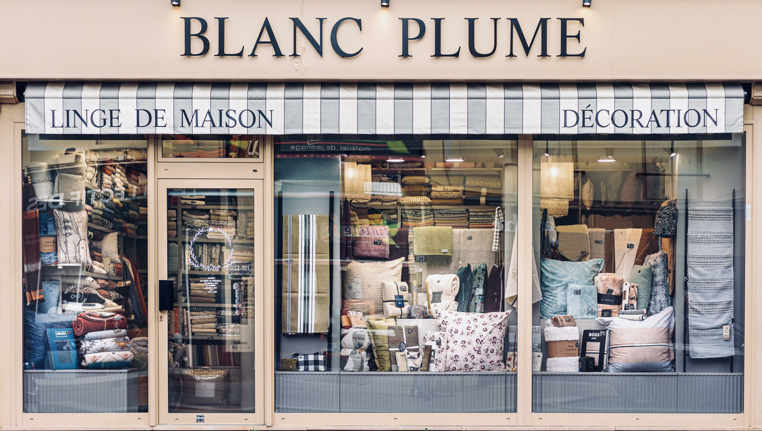 boutique blanc plume